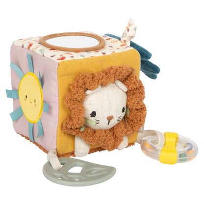 Spielwürfel „Little Lion" von Small Foot in der Schrägansicht mit Löwengesicht, Sonnenmotiv, Spiegelseite und blauem Blattmotiv, dazu Beißring in Blattform und transparenter Rassel mit bunten Kugeln – Babyspielzeug zur Förderung der Sinne ab 0 Monaten