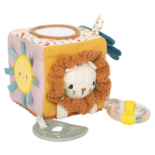 Spielwürfel „Little Lion" von Small Foot in der Schrägansicht mit Löwengesicht, Sonnenmotiv, Spiegelseite und blauem Blattmotiv, dazu Beißring in Blattform und transparenter Rassel mit bunten Kugeln – Babyspielzeug zur Förderung der Sinne ab 0 Monaten