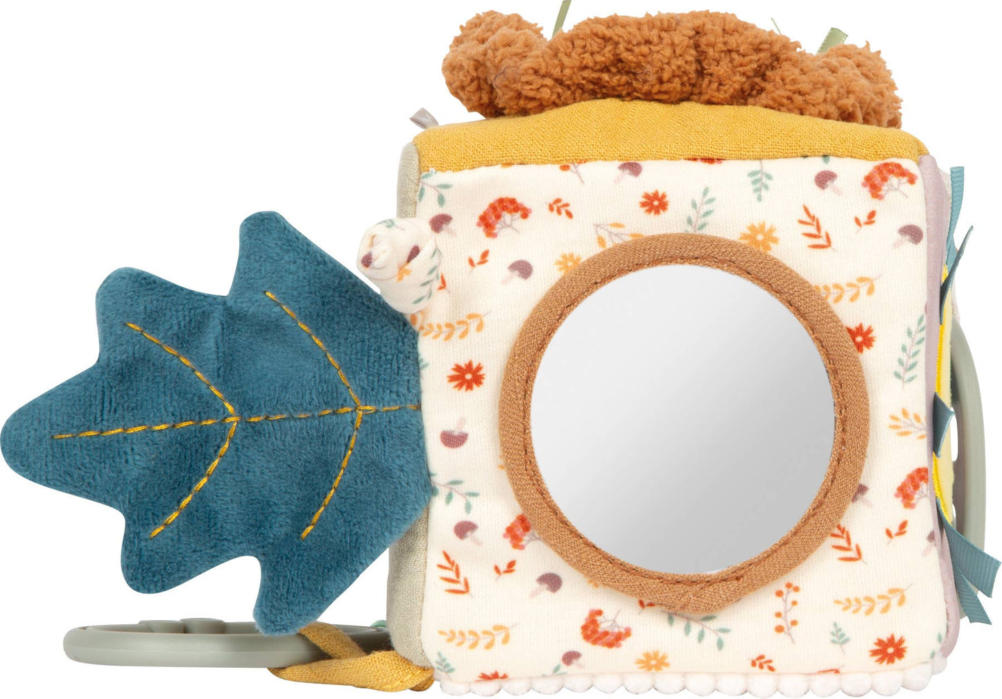 Spielwürfel „Little Lion" von Small Foot mit Babyspiegel im Cordrahmen auf Blumenstoff, blauem Stoff-Tannenbaum und flauschigem Löwenkopf-Detail – Babyspielzeug zur Förderung der Sinne ab 0 Monaten