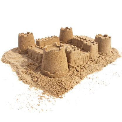Beispiel einer fertig gebauten Sandburg mit dem Spielstabil Burgenset – Strandschloss aus Sand mit Burgtürmen und Burgmauern für Kinder