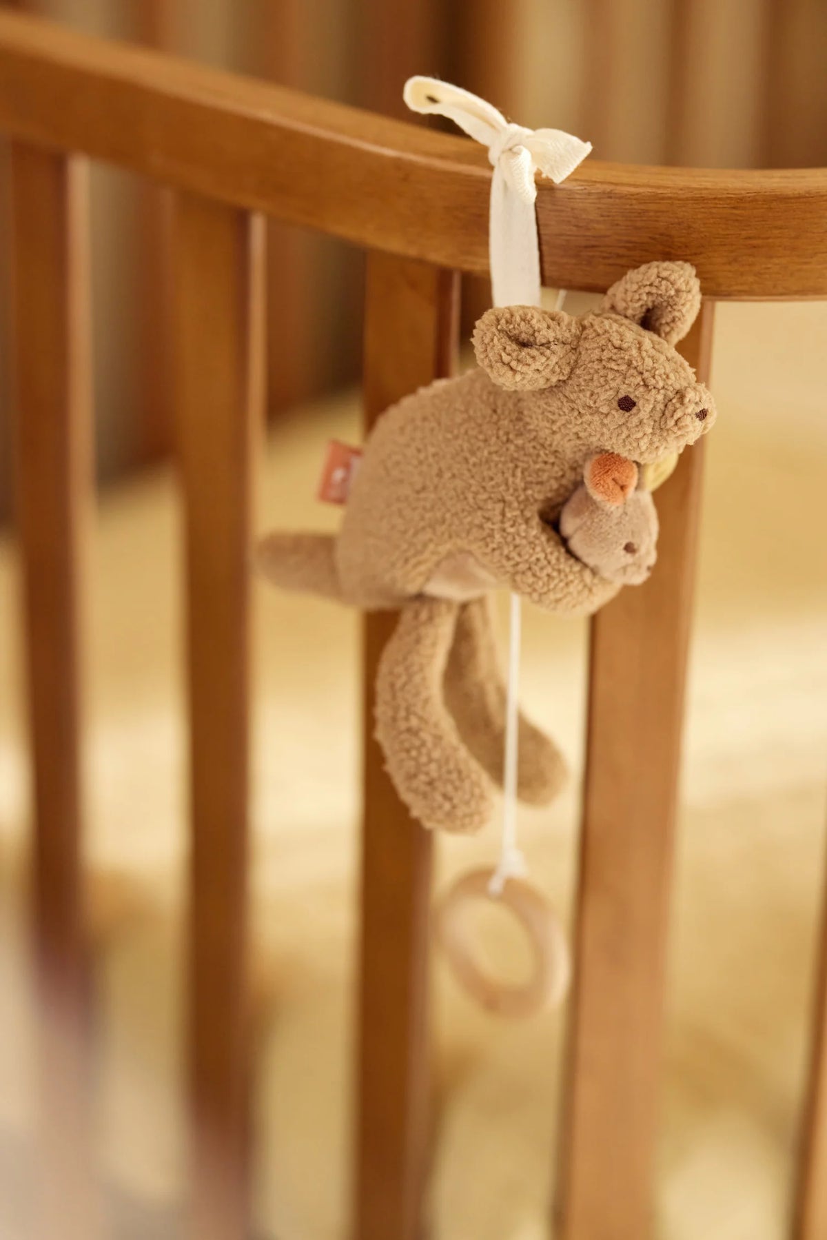 Spieluhr Kangaroots von Jollein am Kinderbett – kuschelige Geschenkidee zur Geburt