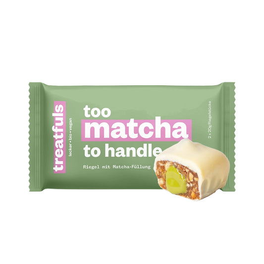 Treatfuls Matcha-Riegel „Too Matcha To Handle“ mit angeschnittenem Riegel und sichtbarer Matcha-Füllung in weisser Schokolade – Bio, vegan, glutenfrei und ohne raffinierten Zucker