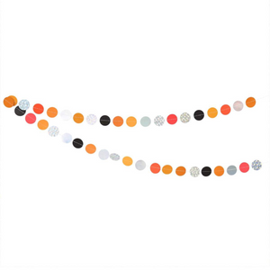 Orange-schwarze Girlande als Dekoration für Halloween