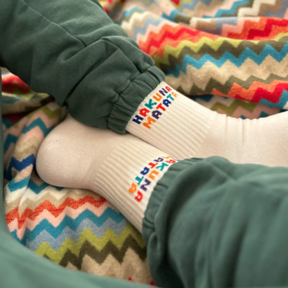 "Hakuna Matata" - weiße Tennissocken von J. Clay für Frauen und Männer