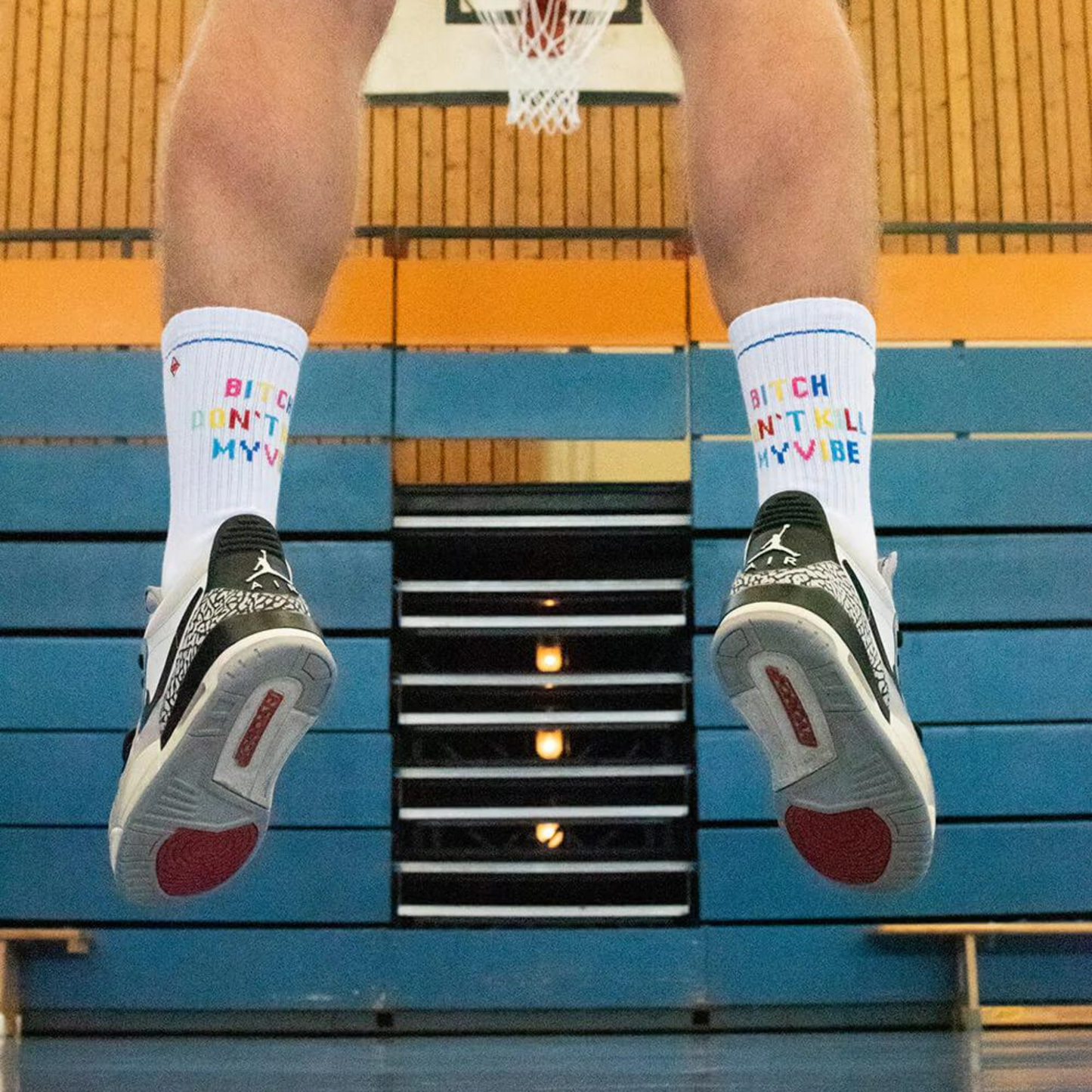 "Bitch, don´t kill my vibe" - weiße Tennissocken von J. Clay für Frauen und Männer
