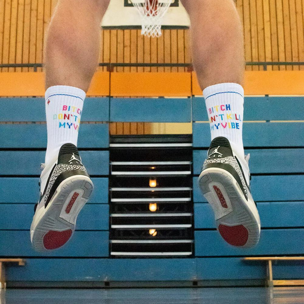"Bitch, don´t kill my vibe" - weiße Tennissocken für Frauen und Männer