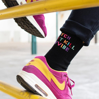 "Bitch, don´t kill my vibe" - schwarze Tennissocken von J. Clay für Frauen und Männer