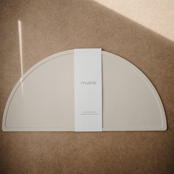Beige Silikonmatte "Shifting Sand" von Mushie