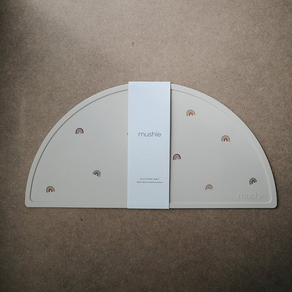 Beige Silikonmatte mit Regenbogen-Motiv von Mushie