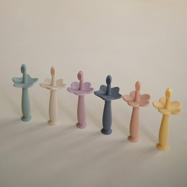 Silikonzahnbürste für Babys und Kleinkinder von Mushie, Blush