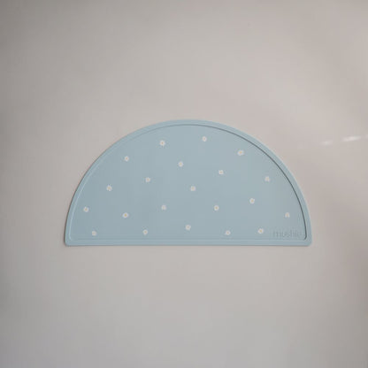 Lichtblauwe siliconen placemat met witte madeliefjes van Mushie