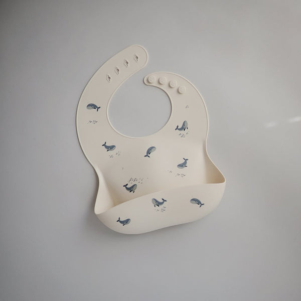 Silikonlätzchen mit Auffangschale von Mushie, "Whales"