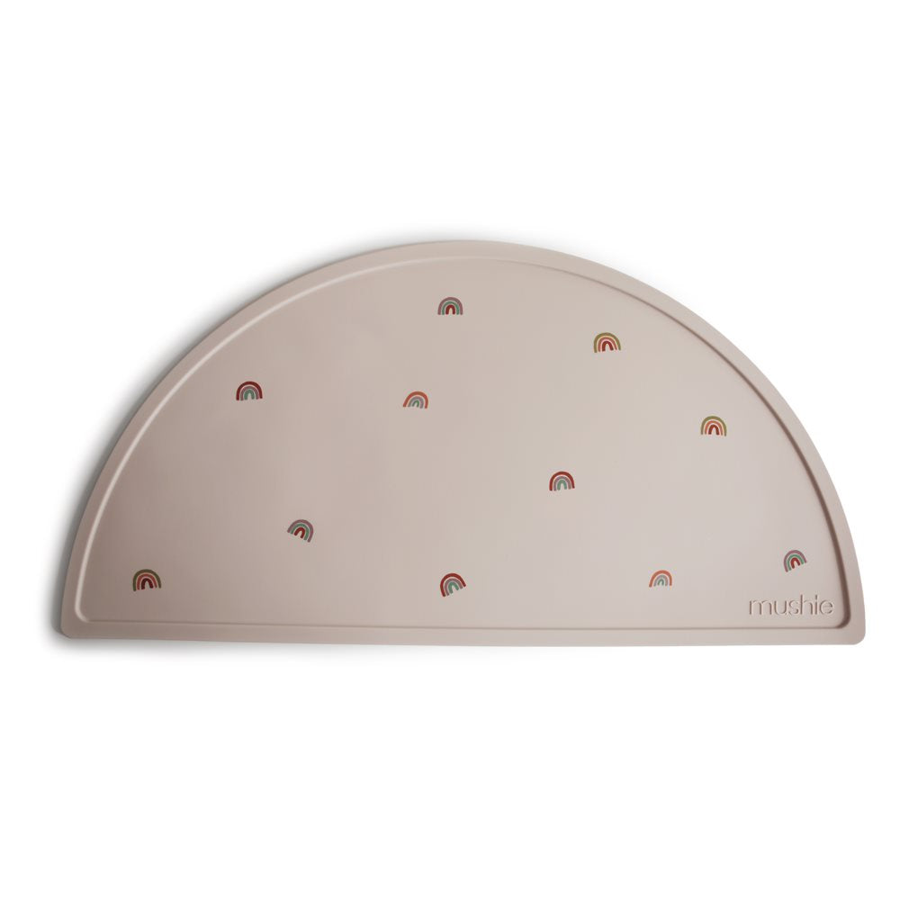 Beige Silikonmatte mit Regenbogen-Motiv von Mushie