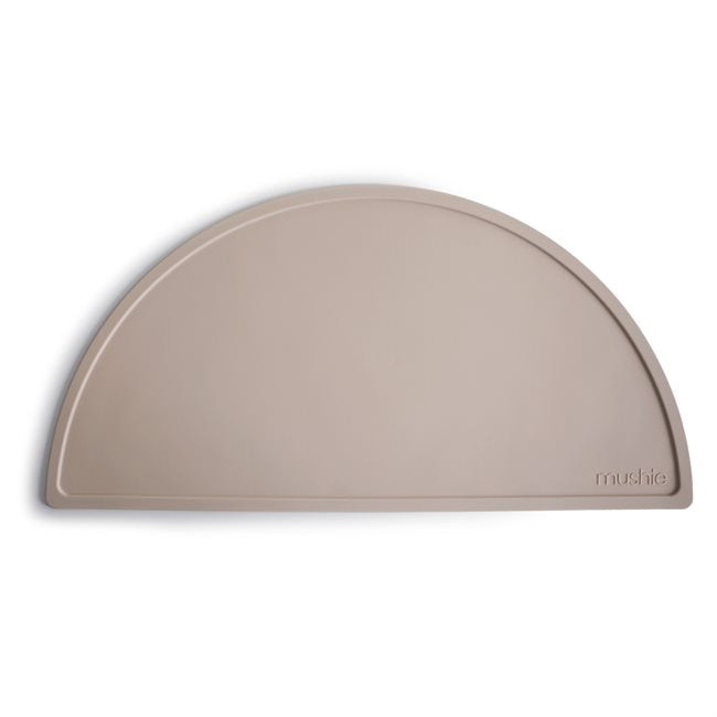 Beige Silikonmatte "Shifting Sand" von Mushie