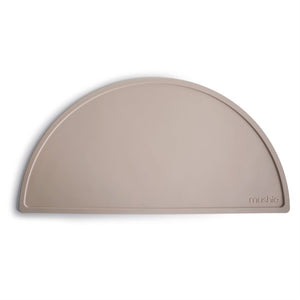 Beige Silikonmatte "Shifting Sand" von Mushie