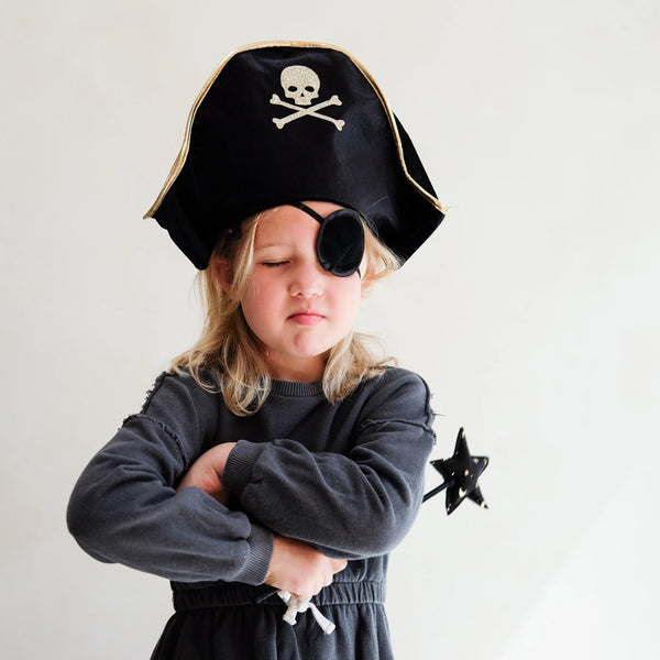 Piratenhut und Augenklappe als Kostümidee für Karneval