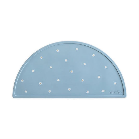 Lichtblauwe siliconen placemat met witte madeliefjes van Mushie