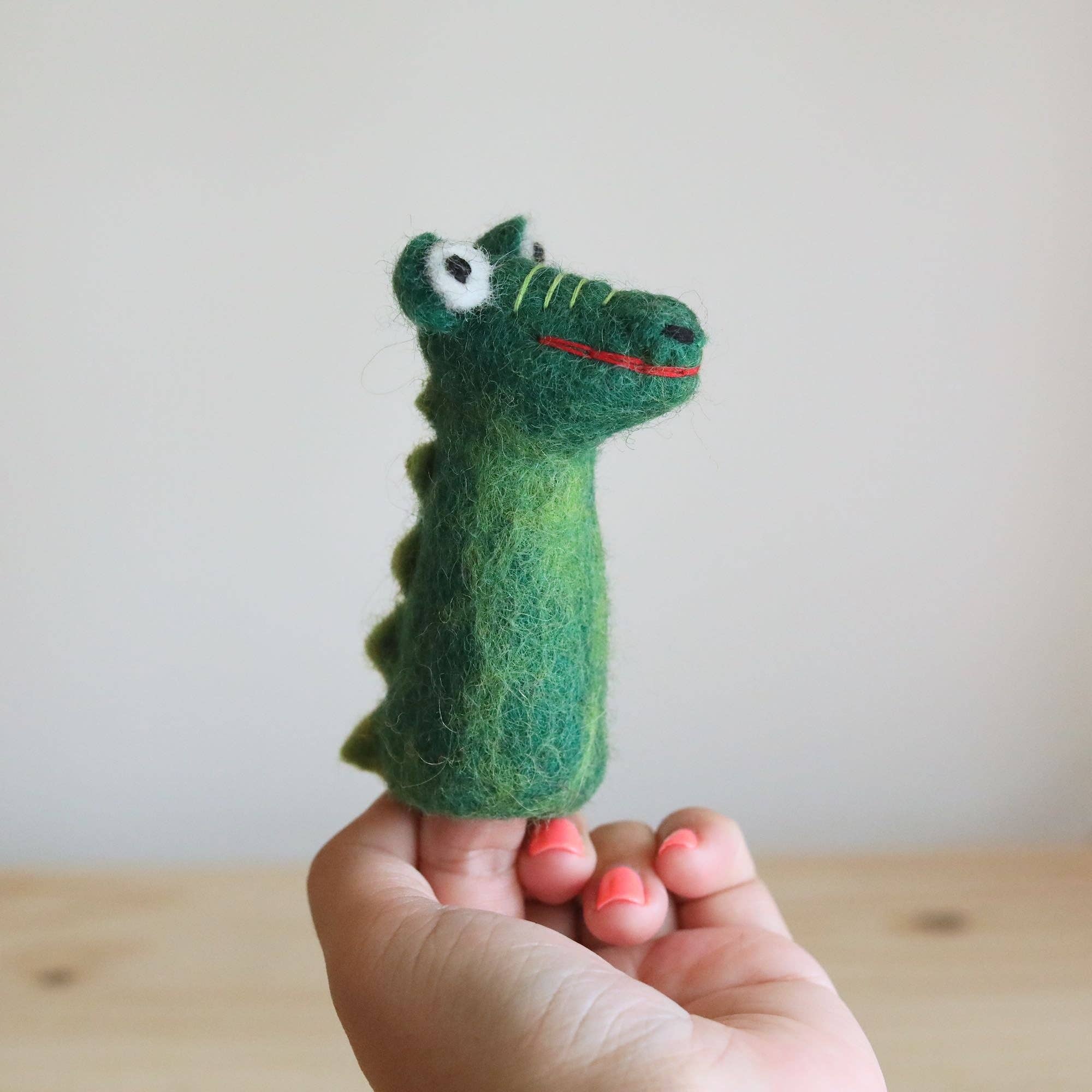 Handgemachte Krokodil-Fingerpuppe aus 100% Wolle