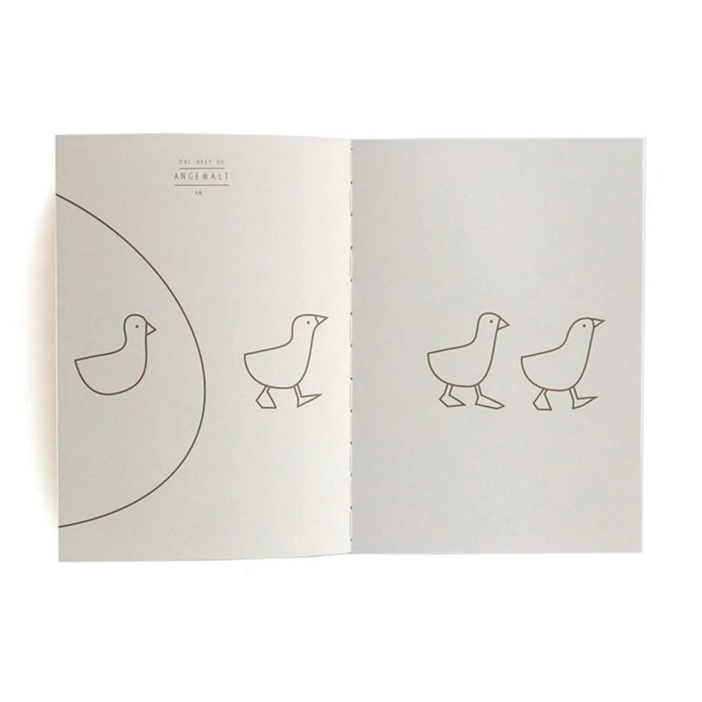 Innenseite des Babybuchs von Pleased to meet – Ausmalseite „Das hast du angemalt“ mit Küken- und Vogel-Illustrationen