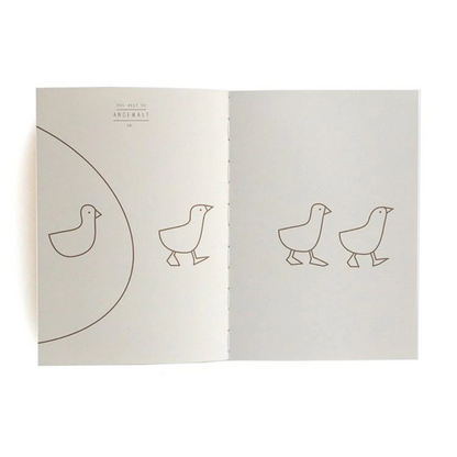 Innenseite des Babybuchs von Pleased to meet – Ausmalseite „Das hast du angemalt“ mit Küken- und Vogel-Illustrationen
