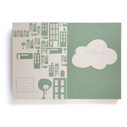 Innenseite des Babybuchs von Pleased to meet – Eintragseite „Die Geschichte von“ mit Stadt-Illustration und Wolke