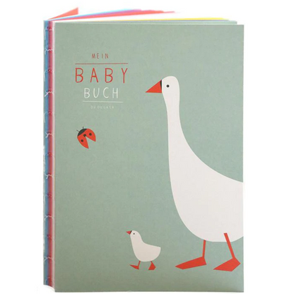 Mein Babybuch von Pleased to meet – salbeigrünes Erinnerungsbuch fürs Baby mit Gans, Küken und Marienkäfer