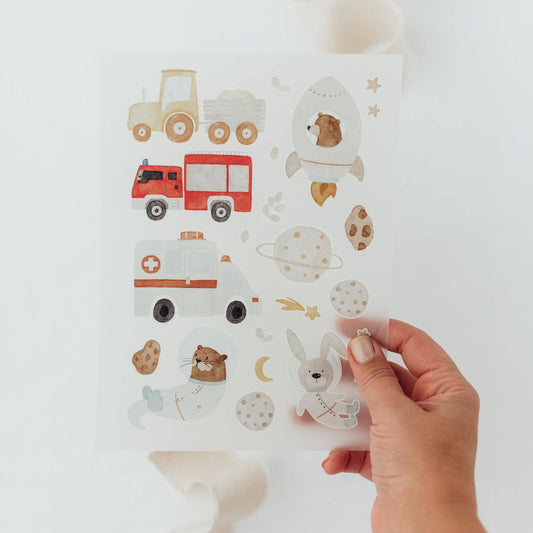 Bügelbilder Fahrzeuge von Hej Hanni mit Traktor, Feuerwehrauto, Krankenwagen, Rakete und weiteren Motiven im Aquarell-Stil – kreative Veredelung für Kinderkleidung, Geschenkidee von Burgfrollein