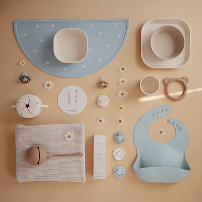 Lichtblauwe siliconen placemat met witte madeliefjes van Mushie