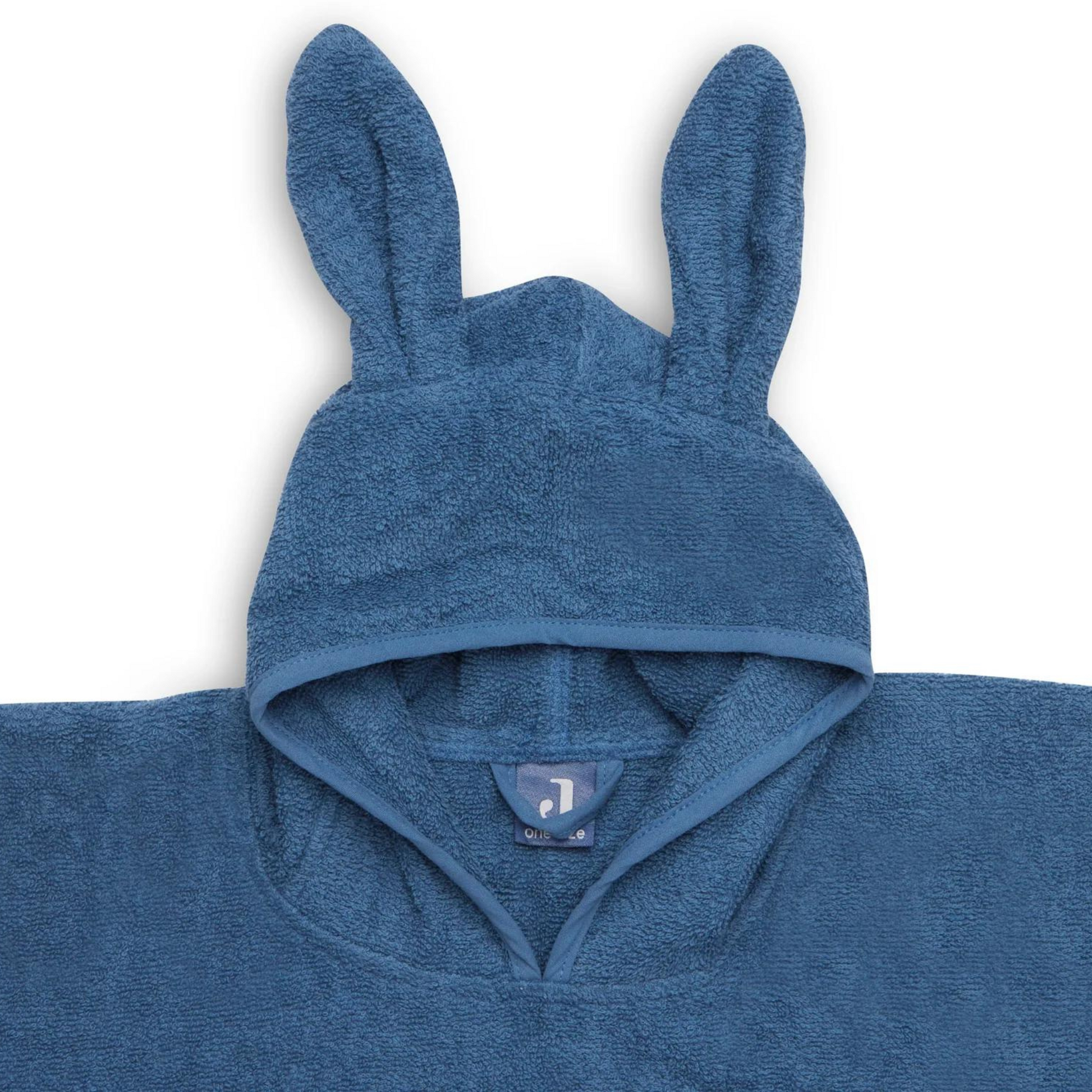 Detailansicht der Kapuze mit Hasenohren und Jollein-Logo am blauen Badeponcho
