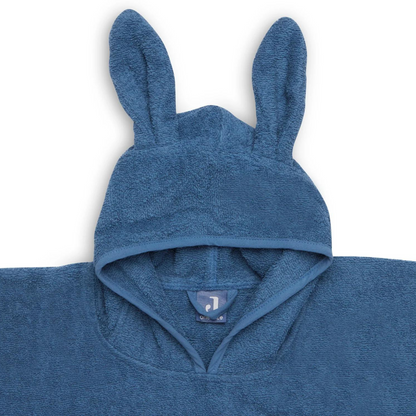 Detailansicht der Kapuze mit Hasenohren und Jollein-Logo am blauen Badeponcho