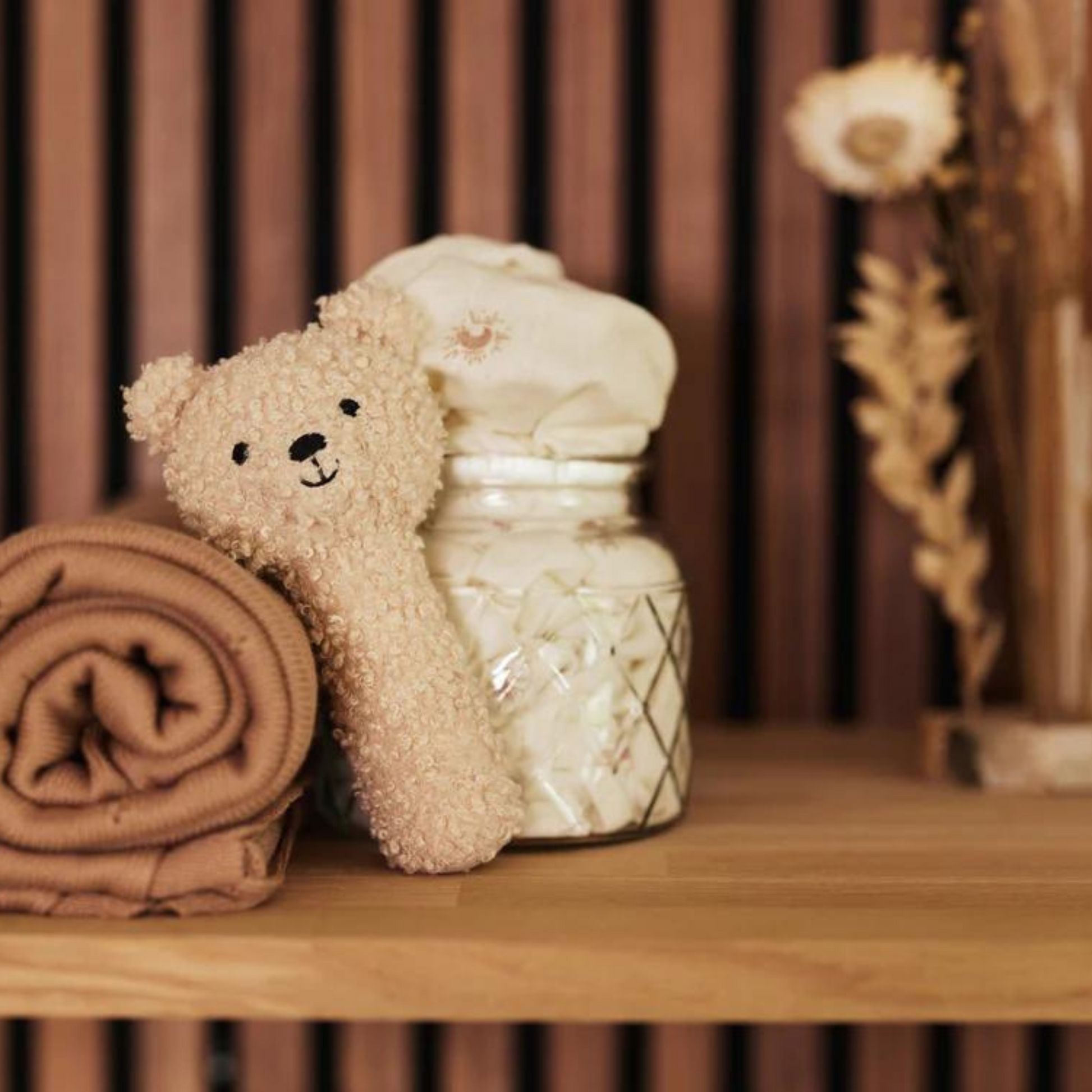 Jollein Bärenrassel beige im gemütlichen Deko-Setting – tolle Geschenkidee zur Geburt oder Babyparty