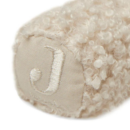 Nahaufnahme des Jollein-Logos auf der kuscheligen Bärenrassel – hochwertige Markenqualität als Babygeschenk