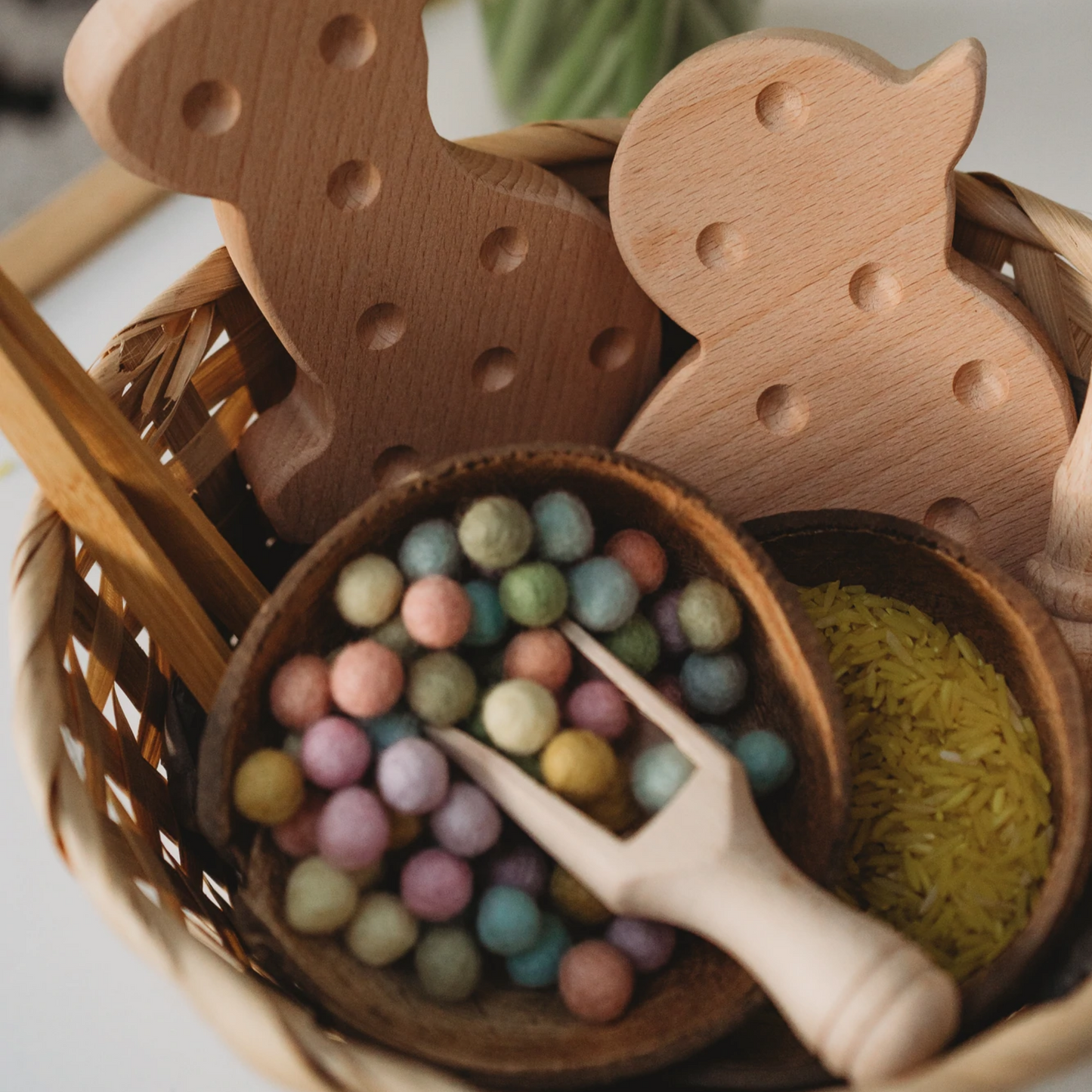 Motorikbretter aus Holz in Hasen- und Kükenform mit Filzkugeln – Montessori Greif- und Sortierspiel für Kinder