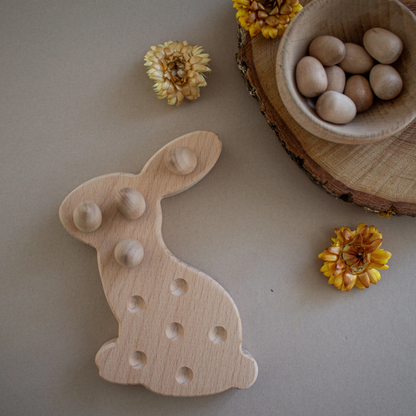 Motorikbrett aus Holz in Hasenform mit Holzkugeln – Montessori Feinmotorik-Übung für Kinder im Frühling