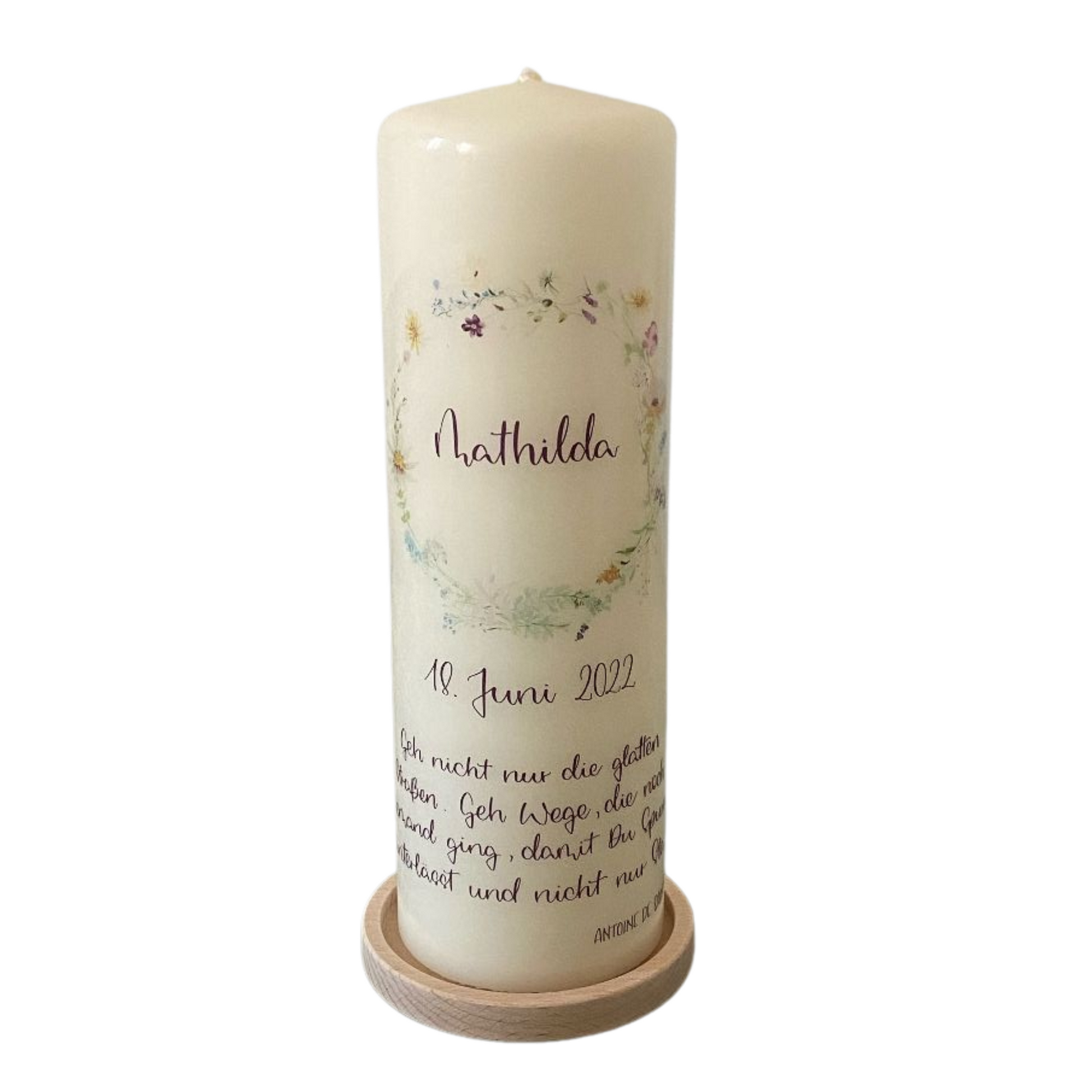 Personalisierte Taufkerze mit zartem Wildblumenkranz, individuellem Namen, Taufdatum und Zitat – handgefertigte Geschenkidee zur Taufe von Burgfrollein