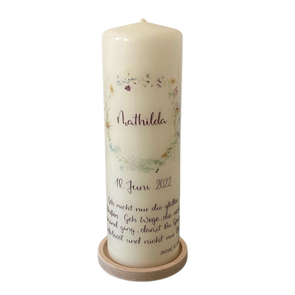 Personalisierte Taufkerze mit zartem Wildblumenkranz, individuellem Namen, Taufdatum und Zitat – handgefertigte Geschenkidee zur Taufe von Burgfrollein