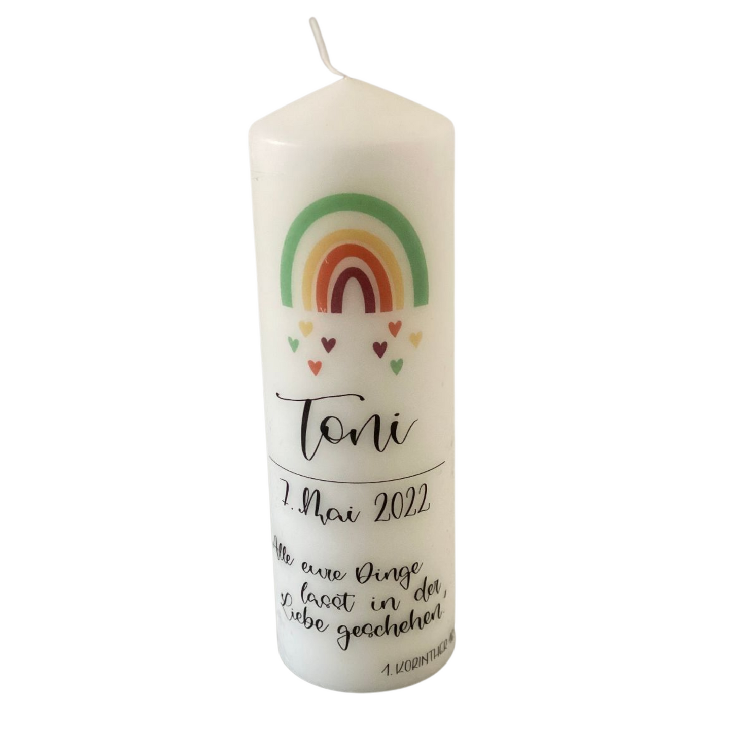 Personalisierte Taufkerze mit Regenbogen-Symbol, bunten Herzen, individuellem Namen, Taufdatum und Bibelvers – handgefertigte Geschenkidee zur Taufe von Burgfrollein