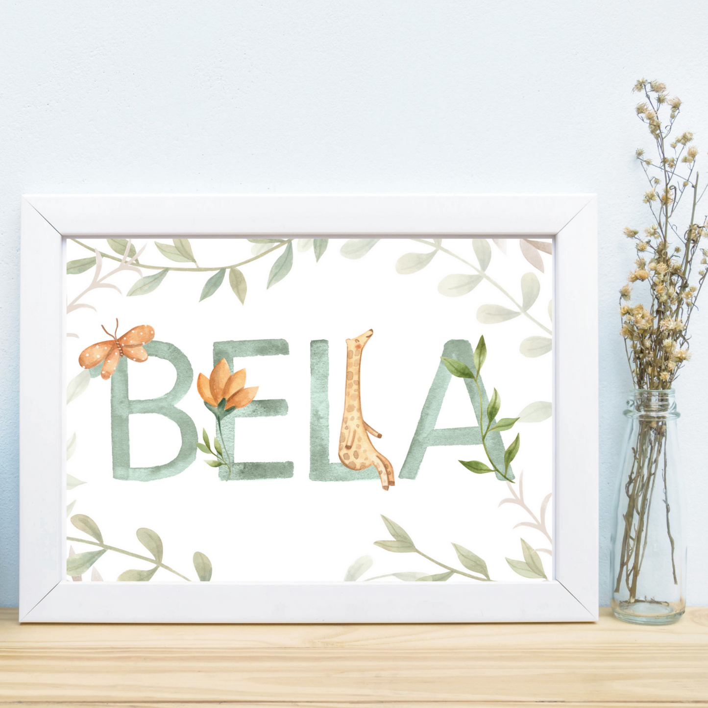 Personalisiertes Namensposter fürs Kinderzimmer mit Name Bela in salbeigrüner Aquarellschrift, Giraffe, Schmetterling und Blumen – individuelle Geschenkidee zur Geburt von Burgfrollein