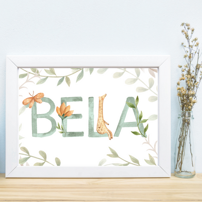 Personalisiertes Namensposter fürs Kinderzimmer mit Name Bela in salbeigrüner Aquarellschrift, Giraffe, Schmetterling und Blumen – individuelle Geschenkidee zur Geburt von Burgfrollein
