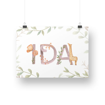 Personalisiertes Namensposter fürs Kinderzimmer mit Name Ida in brauner Aquarellschrift, Schmetterling, Giraffe und Blumen – individuelle Geschenkidee zur Geburt von Burgfrollein