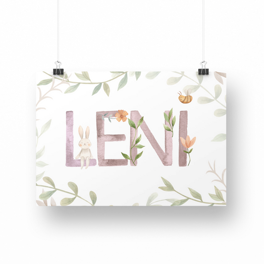 Personalisiertes Namensposter fürs Kinderzimmer mit Name Leni in lila Aquarellschrift, Blüten und Häschen – individuelle Geschenkidee zur Geburt von Burgfrollein