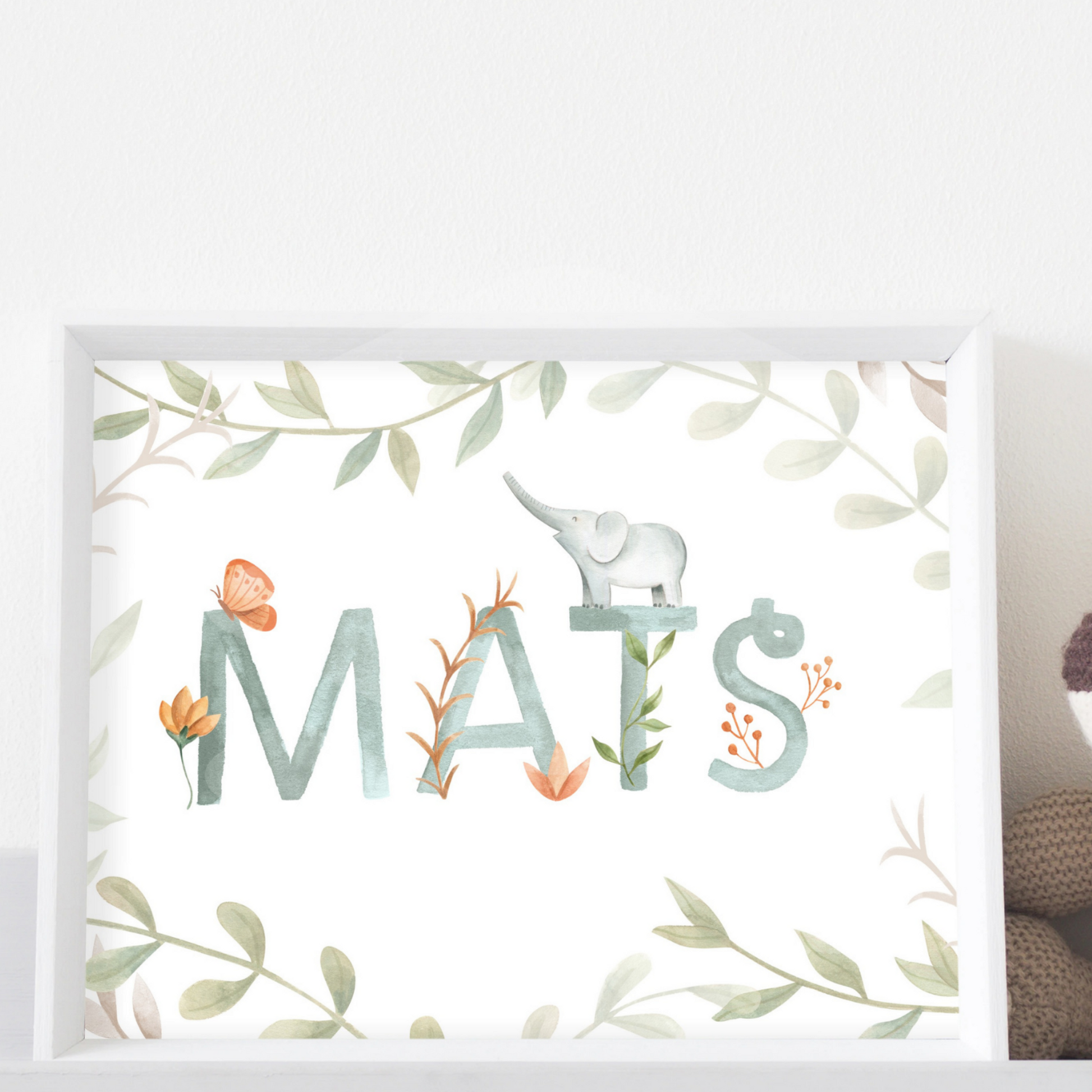 Personalisiertes Namensposter fürs Kinderzimmer mit Name Mats in salbeigrüner Aquarellschrift, Elefant und Blumen – individuelle Geschenkidee zur Geburt von Burgfrollein
