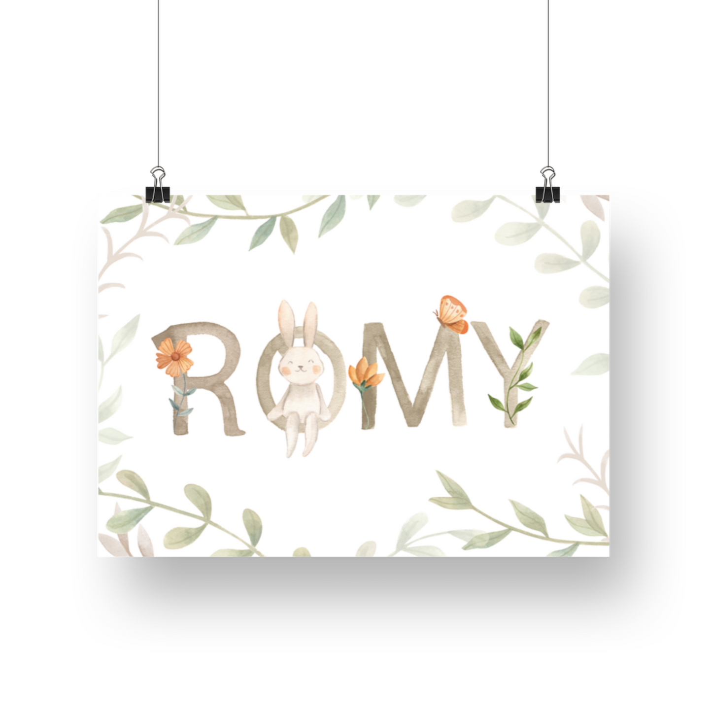 Personalisiertes Namensposter fürs Kinderzimmer mit Name Romy in brauner Aquarellschrift, Häschen, Schmetterling und Blumen – individuelle Geschenkidee zur Geburt von Burgfrollein
