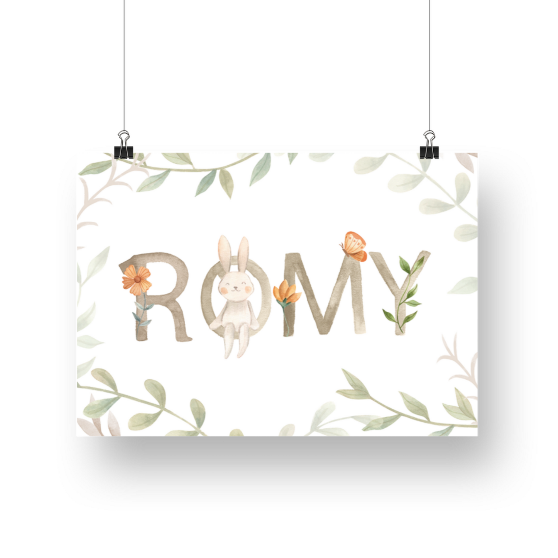Personalisiertes Namensposter fürs Kinderzimmer mit Name Romy in brauner Aquarellschrift, Häschen, Schmetterling und Blumen – individuelle Geschenkidee zur Geburt von Burgfrollein