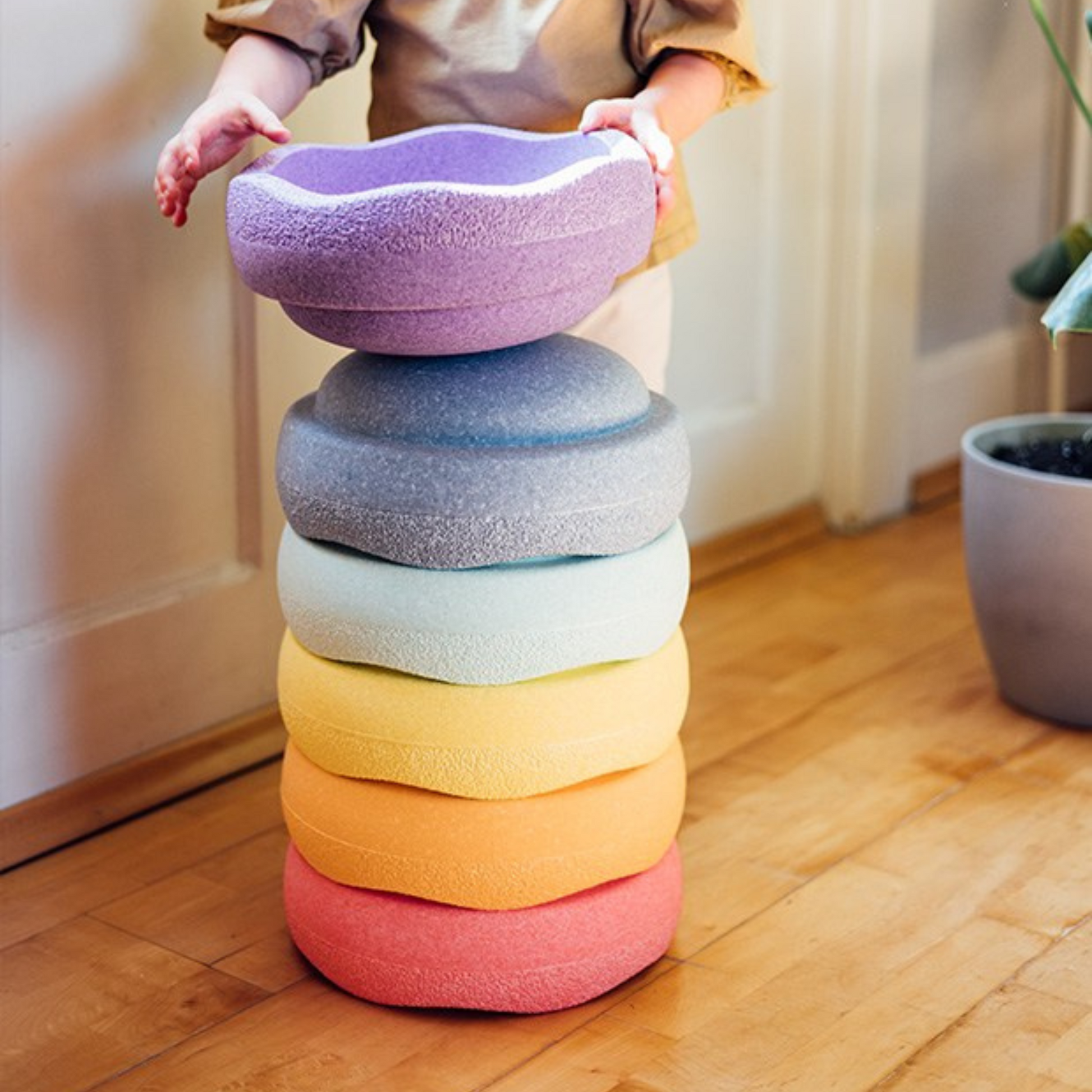 Kind stapelt Stapelstein Original Rainbow Pastell Set in zarten Pastellfarben – vielseitiges Spielzeug für kreatives Spiel, Balance und Bewegung, nachhaltige Geschenkidee für Kinder von Burgfrollein
