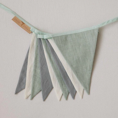 Detailansicht der Leinen-Wimpelkette in Mint, Grau und Weiß – Kinderzimmer-Deko aus Naturmaterial