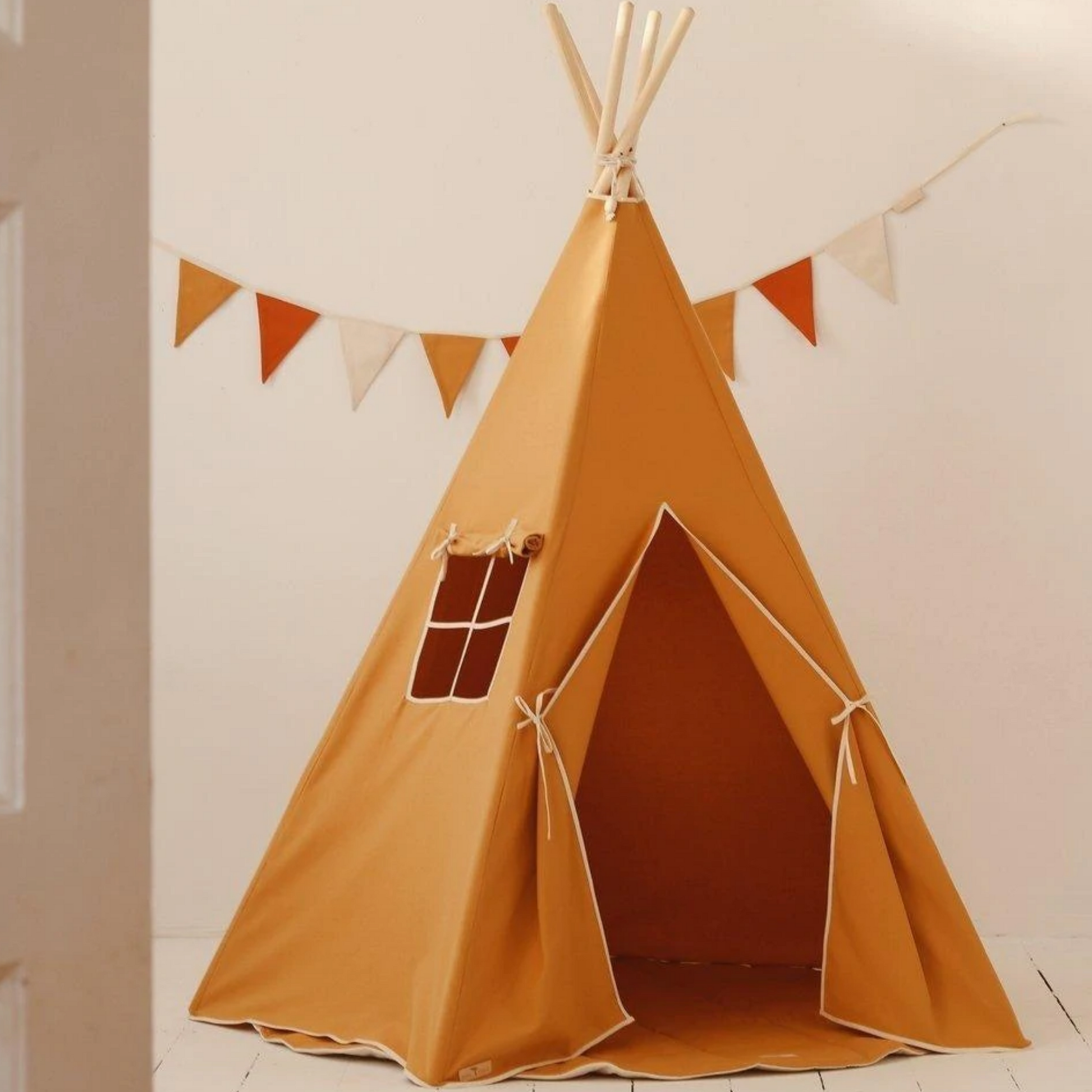 Kinderzimmer-Dekoration mit Wimpelkette in Orange und Senfgelb über senfgelbem Kinder-Tipi